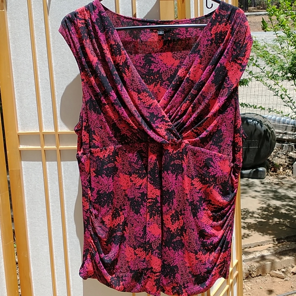 Black and shades of red v-neck sleeveless blouse
